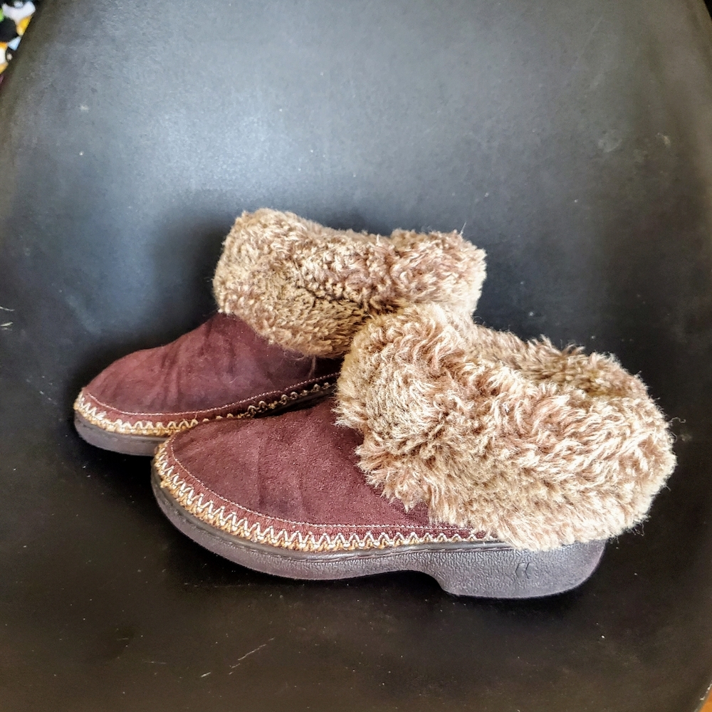 Isotoner Slippers - Picture 2 of 6